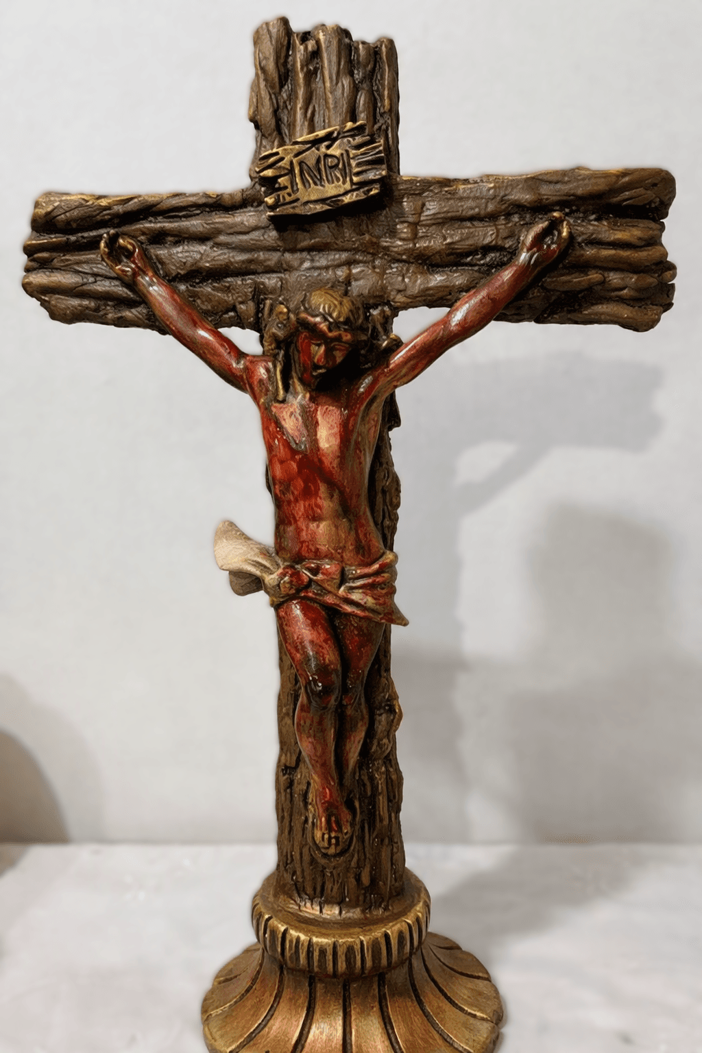 Crucifijo de Pedestal Rústico (Yeso Policromado)